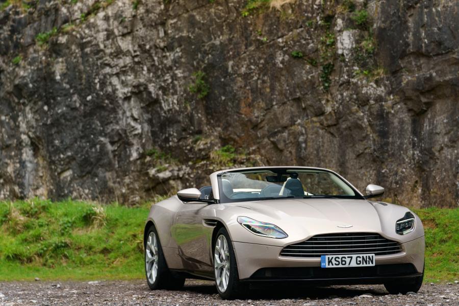  Aston Martin DB11 V8 Volante 2018 года  (UK) (фото 19 из 40)